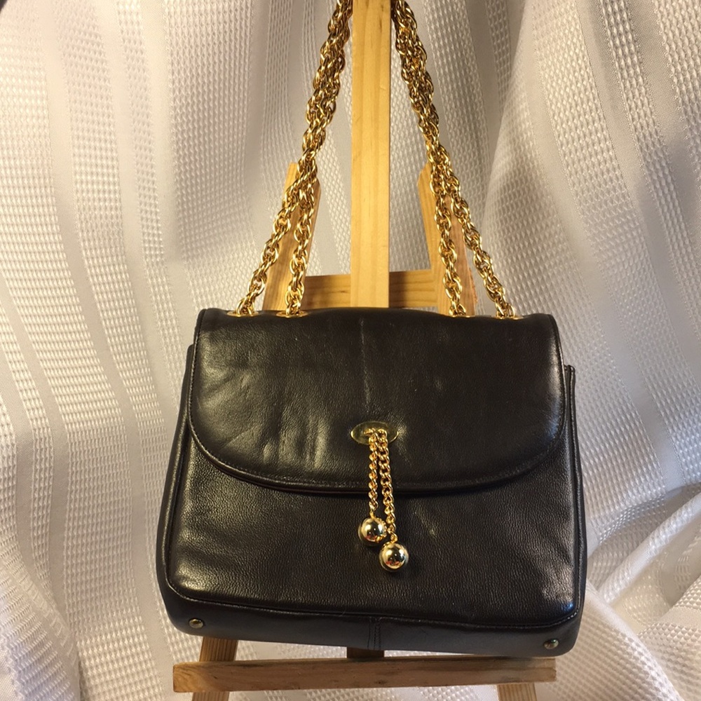 Paristyle leather/gold chain Excellent vintage bag
